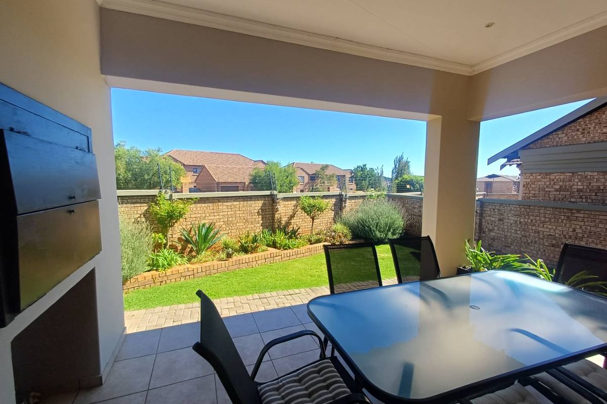 Modern, move in ready 3 Bedroom Townhouse situated in Pearl Ridge - Photo 5