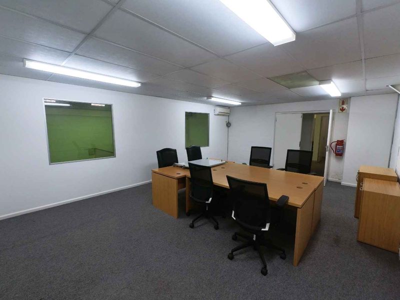 Secure double volume warehouse/offices to let - Montague Gardens. - Photo 5