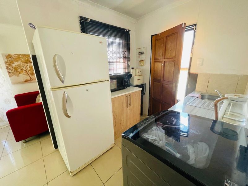 A Spacious and well maintained 3 Bedroom House available to rent - Photo 5