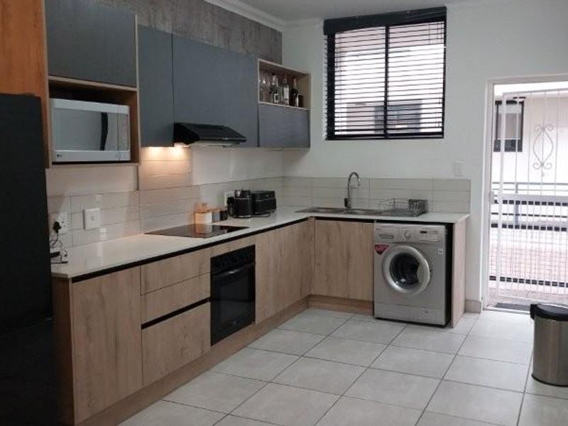Modern 2-Bedroom Ground Floor Apartment to rent in East Glen Vredekloof Heights Brackenfell - Photo 2