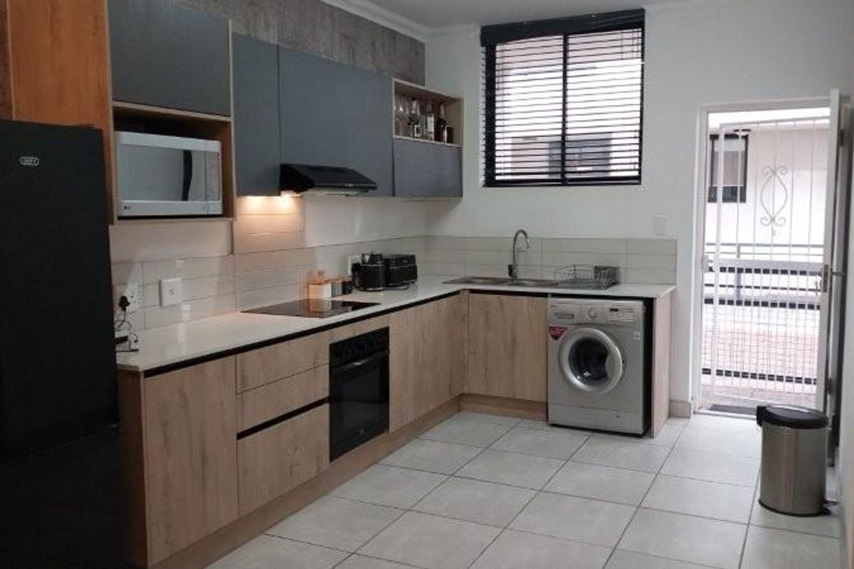 Modern 2-Bedroom Ground Floor Apartment to rent in East Glen Vredekloof Heights Brackenfell - Photo 2