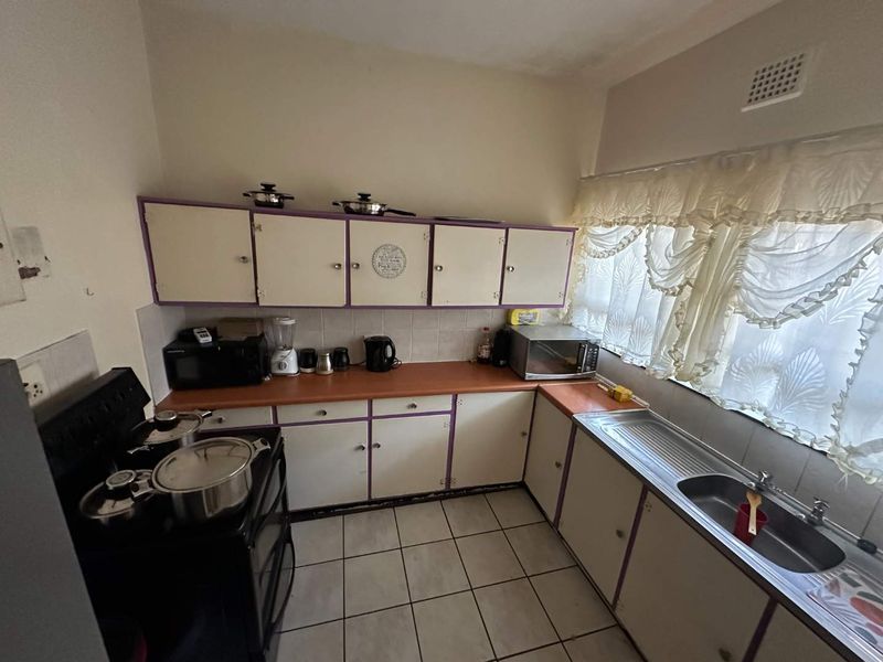 COZY GROUND FLOOR APARTMENT IN SECURE COMPLEX - Photo 2