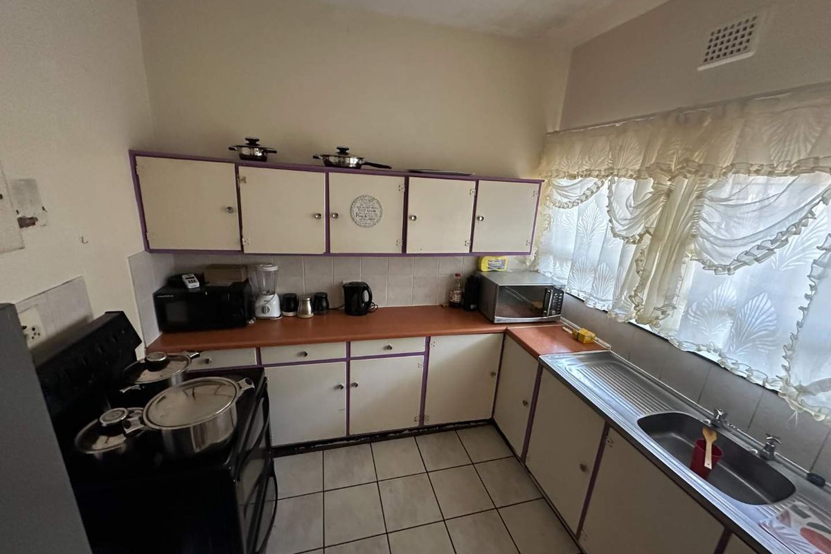 COZY GROUND FLOOR APARTMENT IN SECURE COMPLEX - Photo 2
