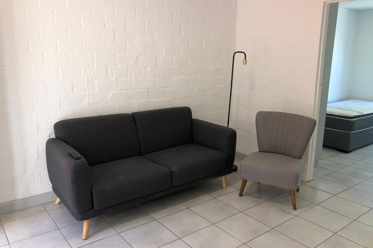 Beautifully renovated and furnished 2 Bed 1 Bath Apartment open plan living area with kitchenette - Photo 3