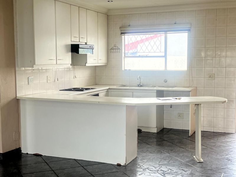 This lock up and go upstairs unit is up for grabs in a lovely quiet security complex - Photo 9