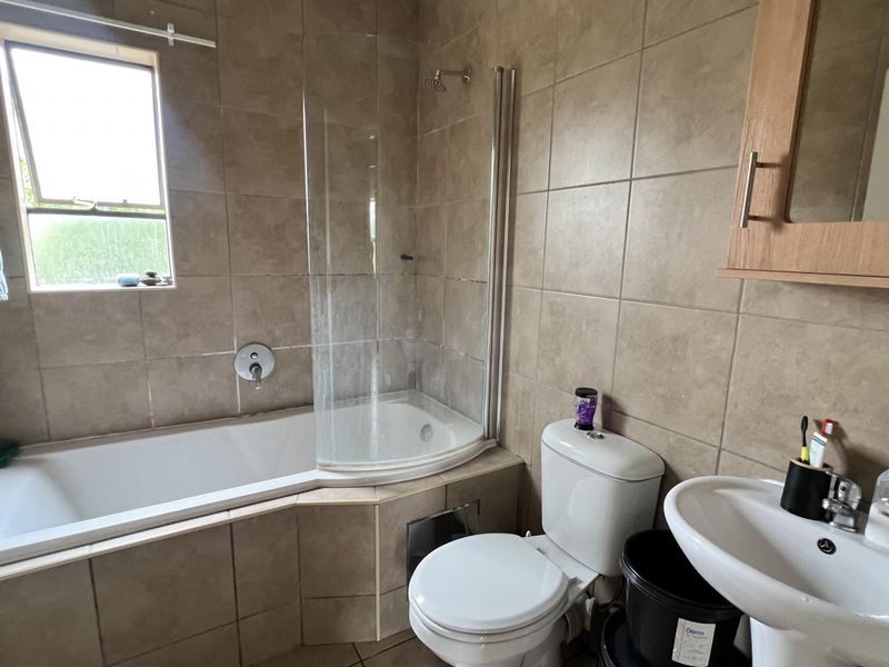 Family-Friendly Living: Kids' Play Area Included!" - Photo 7