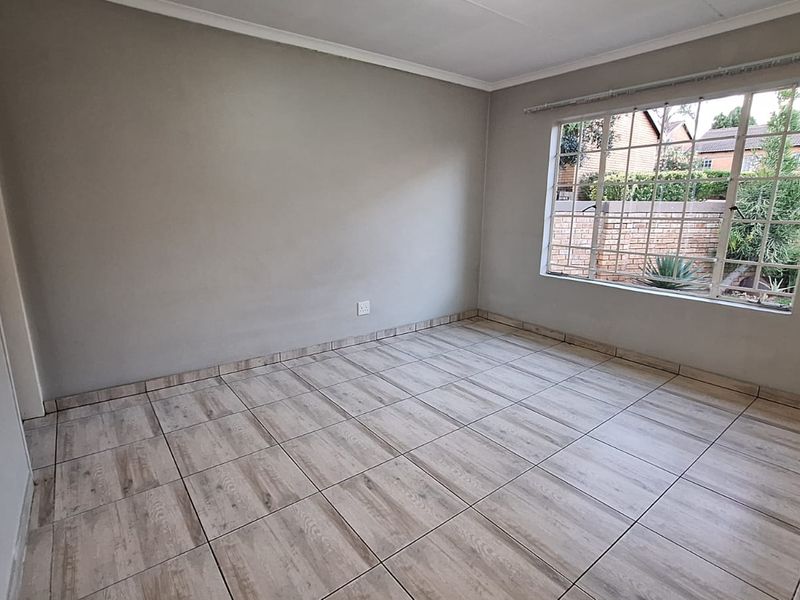 Spacious 3-Bed Townhouse with Large Wrap-Around Garden in Secure Olivedale Complex - Photo 4