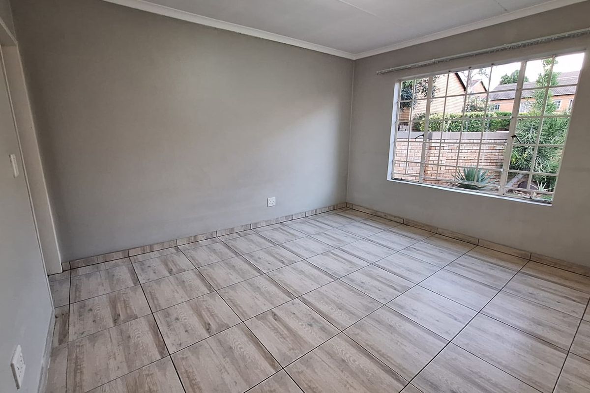 Spacious 3-Bed Townhouse with Large Wrap-Around Garden in Secure Olivedale Complex - Photo 4