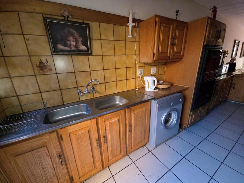 Spacious Townhouse in Sought-After Faerie Glen, Pretoria East - Photo 2