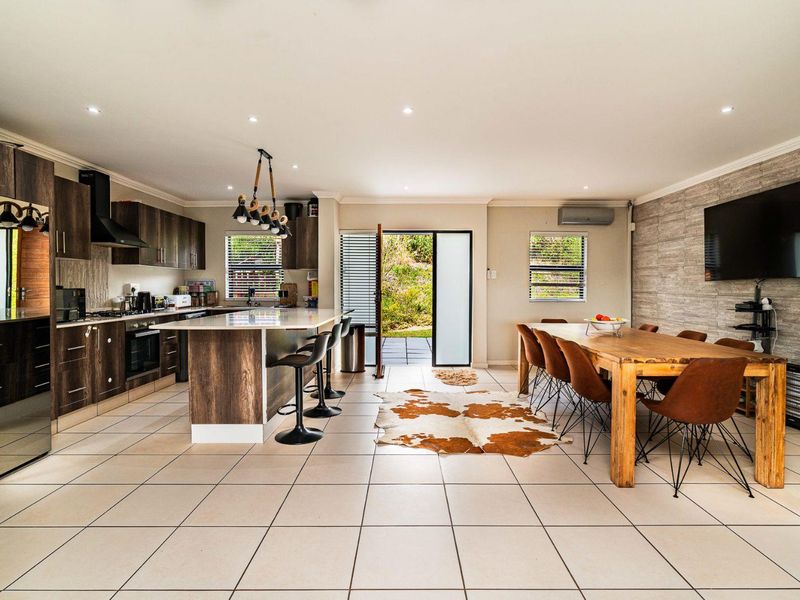 Stunning 3 Bedroom Luxury Townhouse in Waterfall - Photo 5
