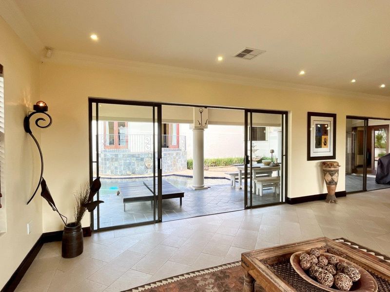 A beautiful, modern family home nestled away in the heart of the La Lucia bowl!! - Photo 6
