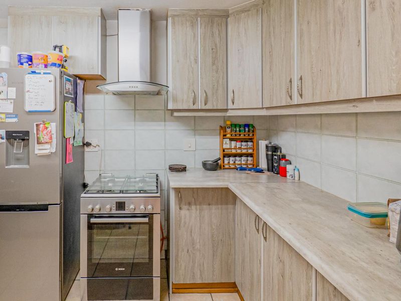 Modern pet friendly duplex - Photo 8