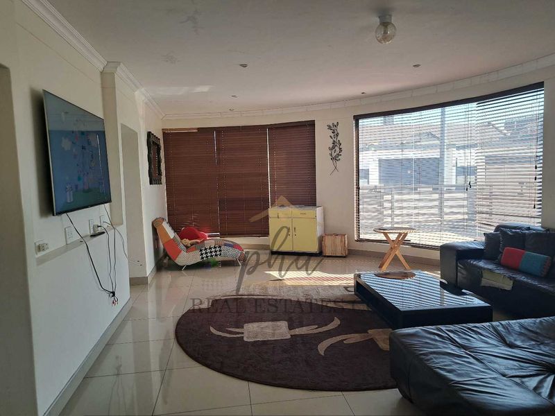 3 Bedr family home for sale in Walvis Bay, selling for N$2.5 mil - Photo 2