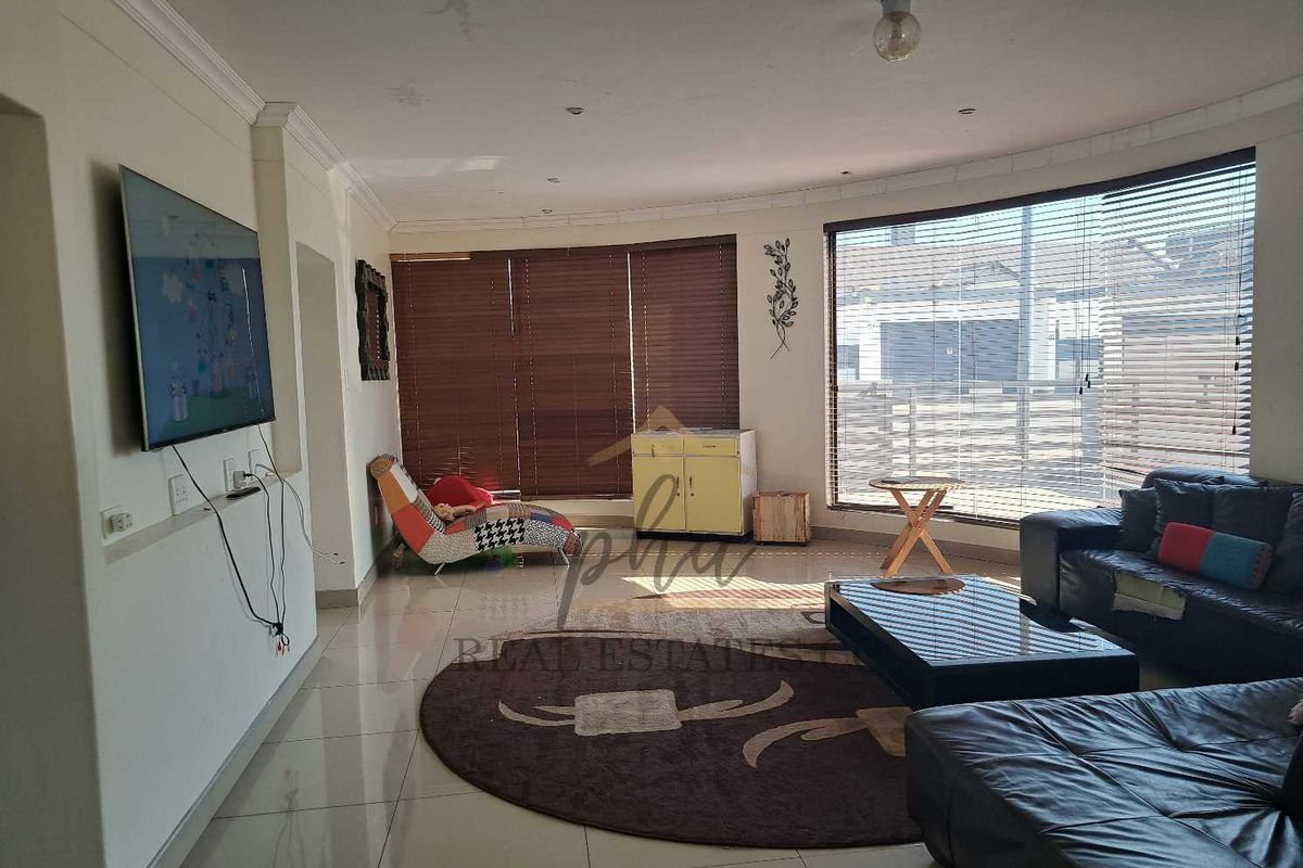 3 Bedr family home for sale in Walvis Bay, selling for N$2.5 mil - Photo 2
