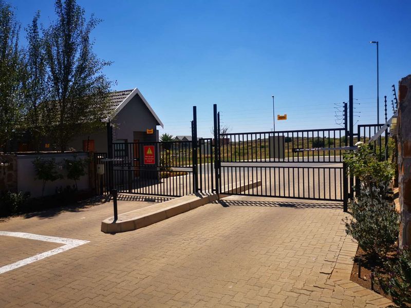 Move-In Ready Modern OFF-THE-GRID Corner Townhouse in Prime Location - Photo 2