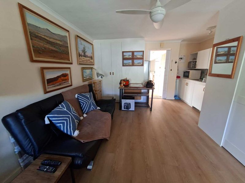 IDEAL SIZE UNIT filled with sun, boasting beautiful views! - Photo 3