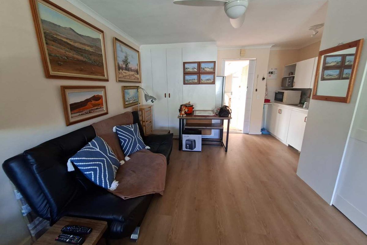 IDEAL SIZE UNIT filled with sun, boasting beautiful views! - Photo 3