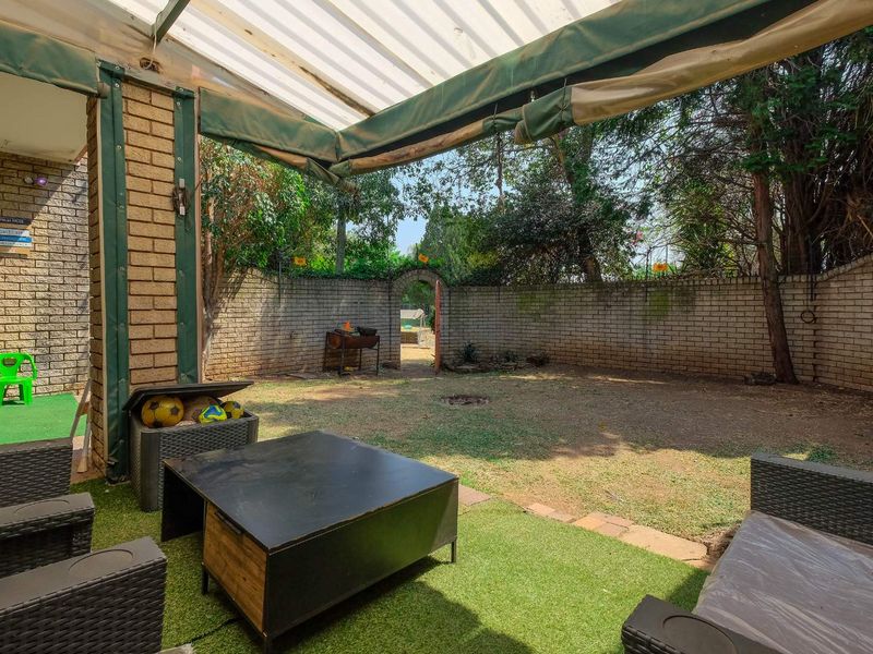 Spacious 3 Duplex Bedroom,2.5 Bath with own garden - Photo 5