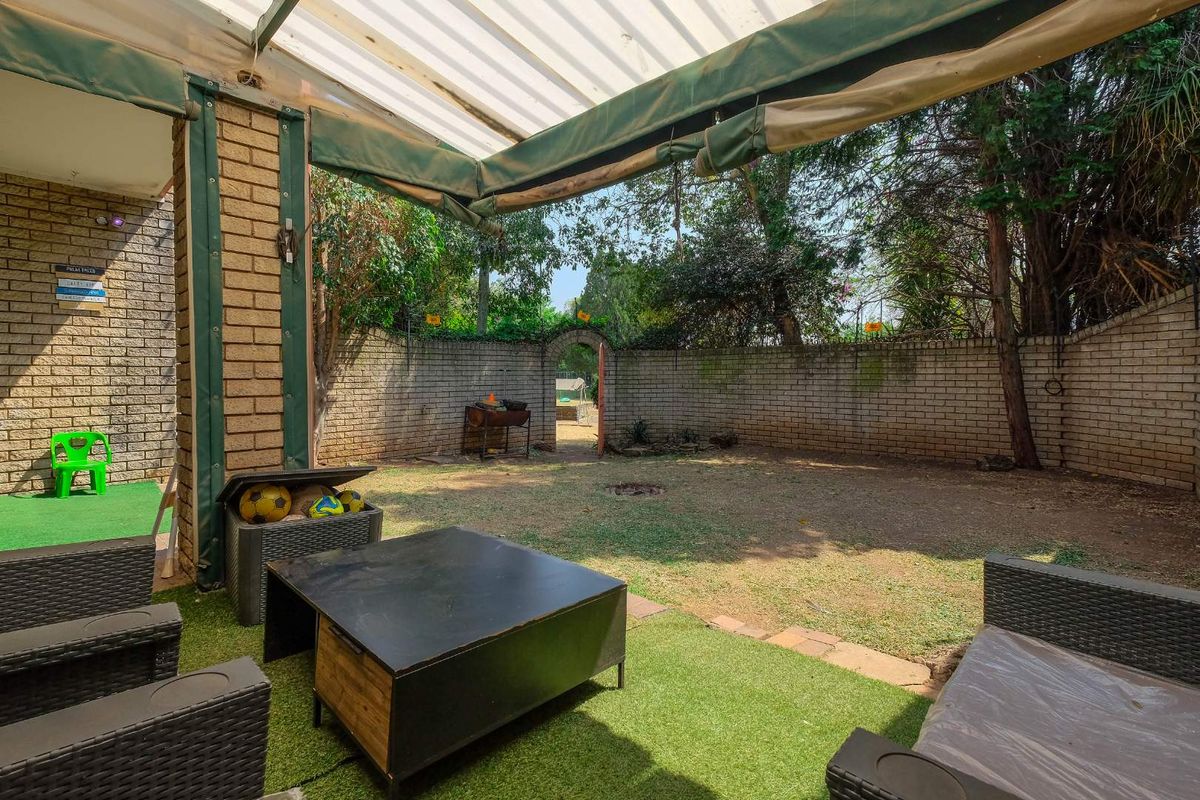 Spacious 3 Duplex Bedroom,2.5 Bath with own garden - Photo 5