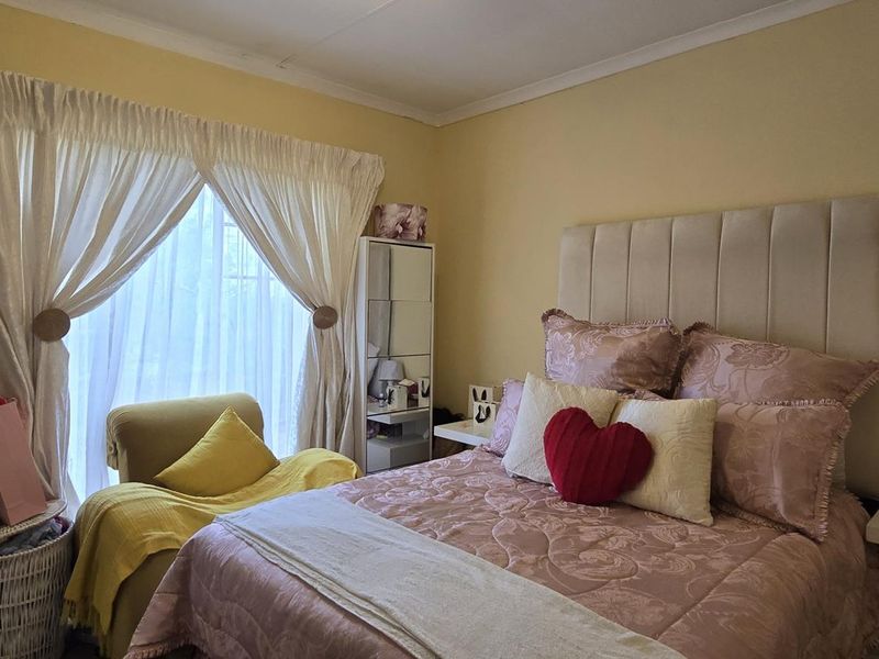Spacious 2 Bedroom Apartment for Sale in Mooikloof Ridge - Photo 6