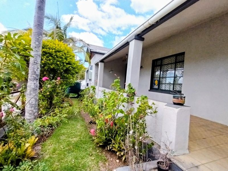 CHARMING HOME FULL OF POTENTIAL AND OLD WORLD WARMTH - Photo 4