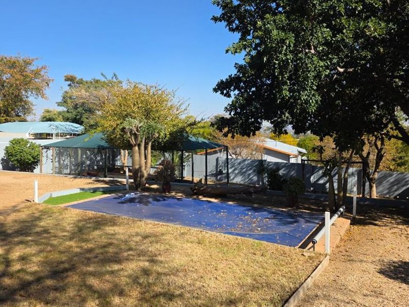 Elegant 4-Bedroom Home Featuring with a Flat - Photo 2