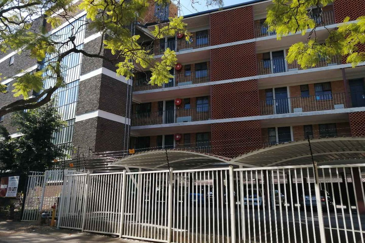 Bachelor to rent at Lantana Apartments - Photo 3