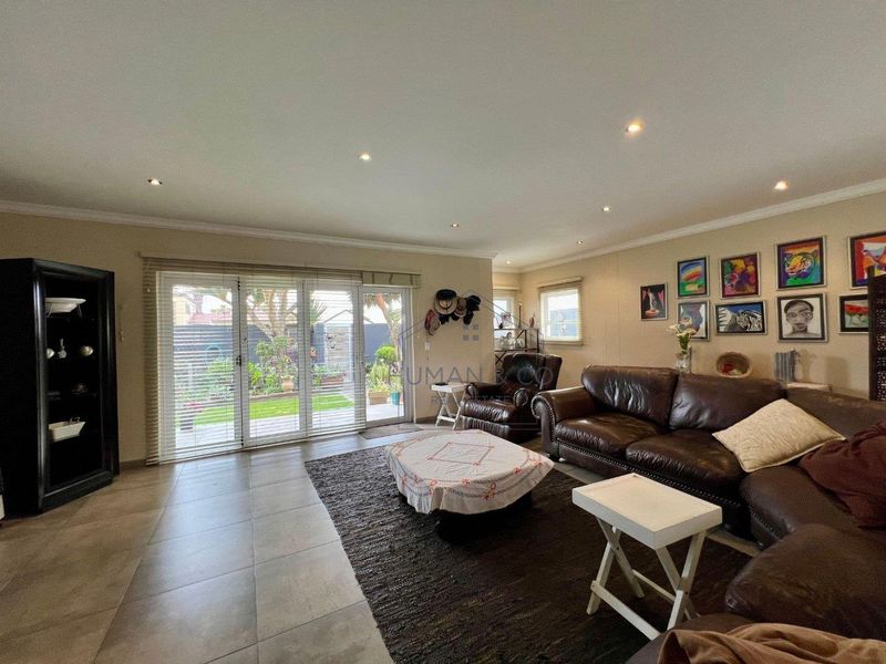 Modern 3-bedroom home with 2 bed-cottage in prime Lagoon Area - Photo 5