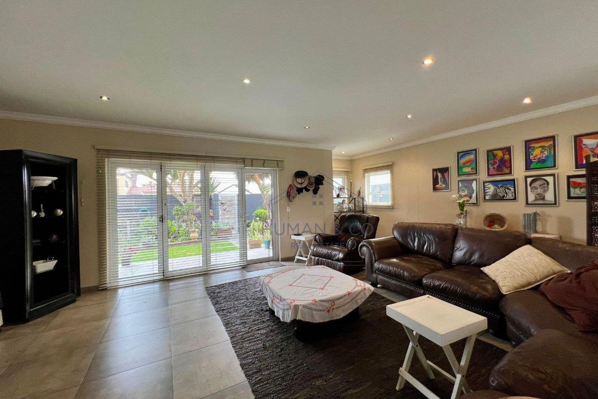Modern 3-bedroom home with 2 bed-cottage in prime Lagoon Area - Photo 5