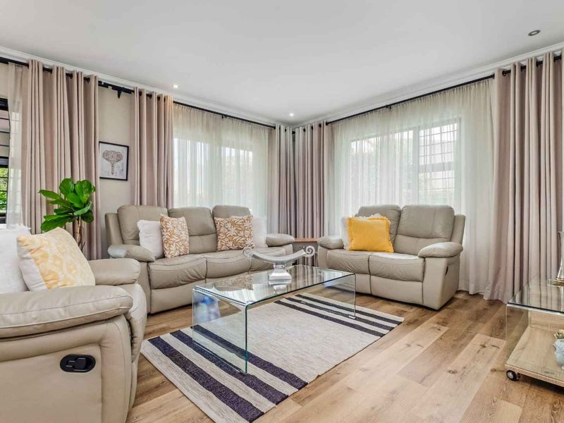 A MODERN MASTERPIECE TUCKED AWAY IN A CUL-DE-SAC INSIDE LOVELY SOMERSET GARDENS - Photo 6