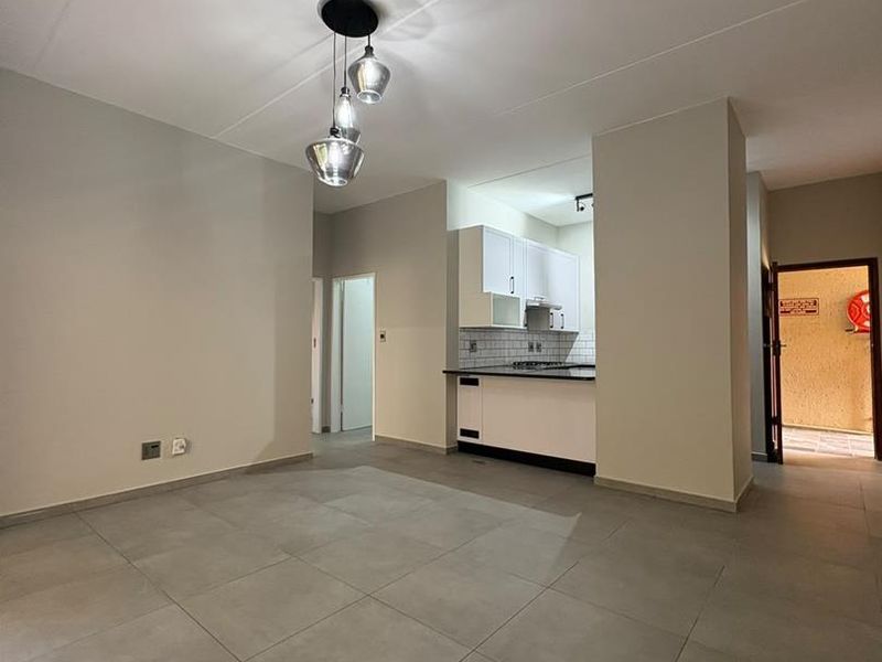 STUPENDOUS FULLY RENOVATED 2 BED 1 BATH GROUND FLOOR  APARTMENT IN THE FANTASTIC COMPLEX IN LONEHILL , FOURWAYS - Photo 5