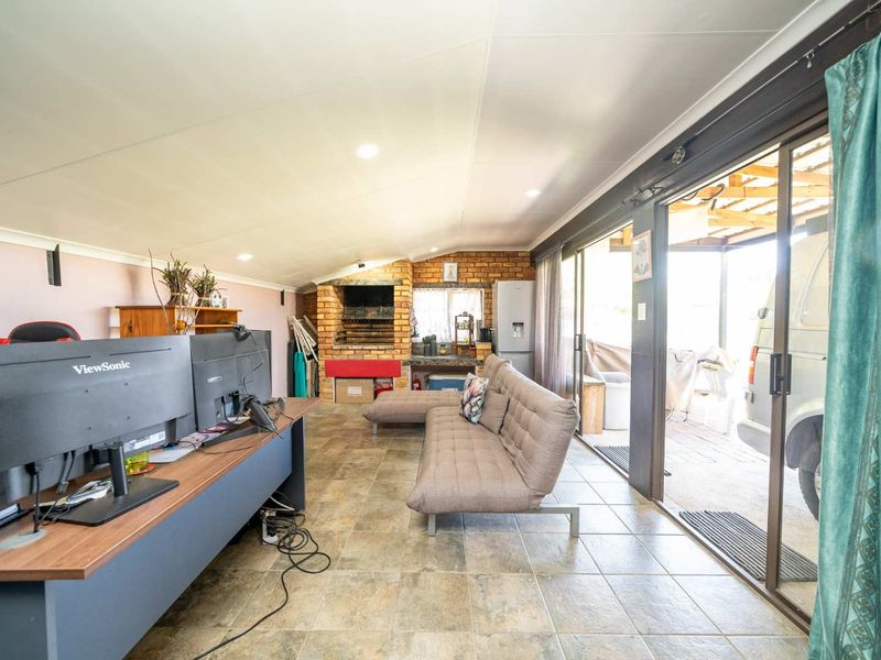 Spacious Family Home with Expansive Garden and Pool in Parkrand** - Photo 6