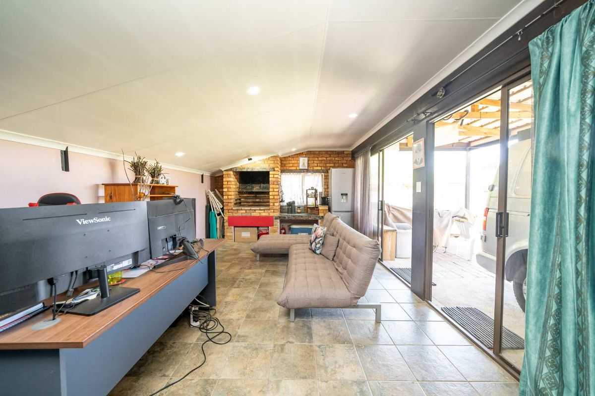 Spacious Family Home with Expansive Garden and Pool in Parkrand** - Photo 2