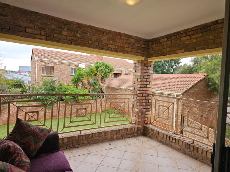 Spacious, Modern 2 Bedroom, 2 Bathroom Apartment with a Single Garage close to Gautrain station!  Great Investment! - Photo 5