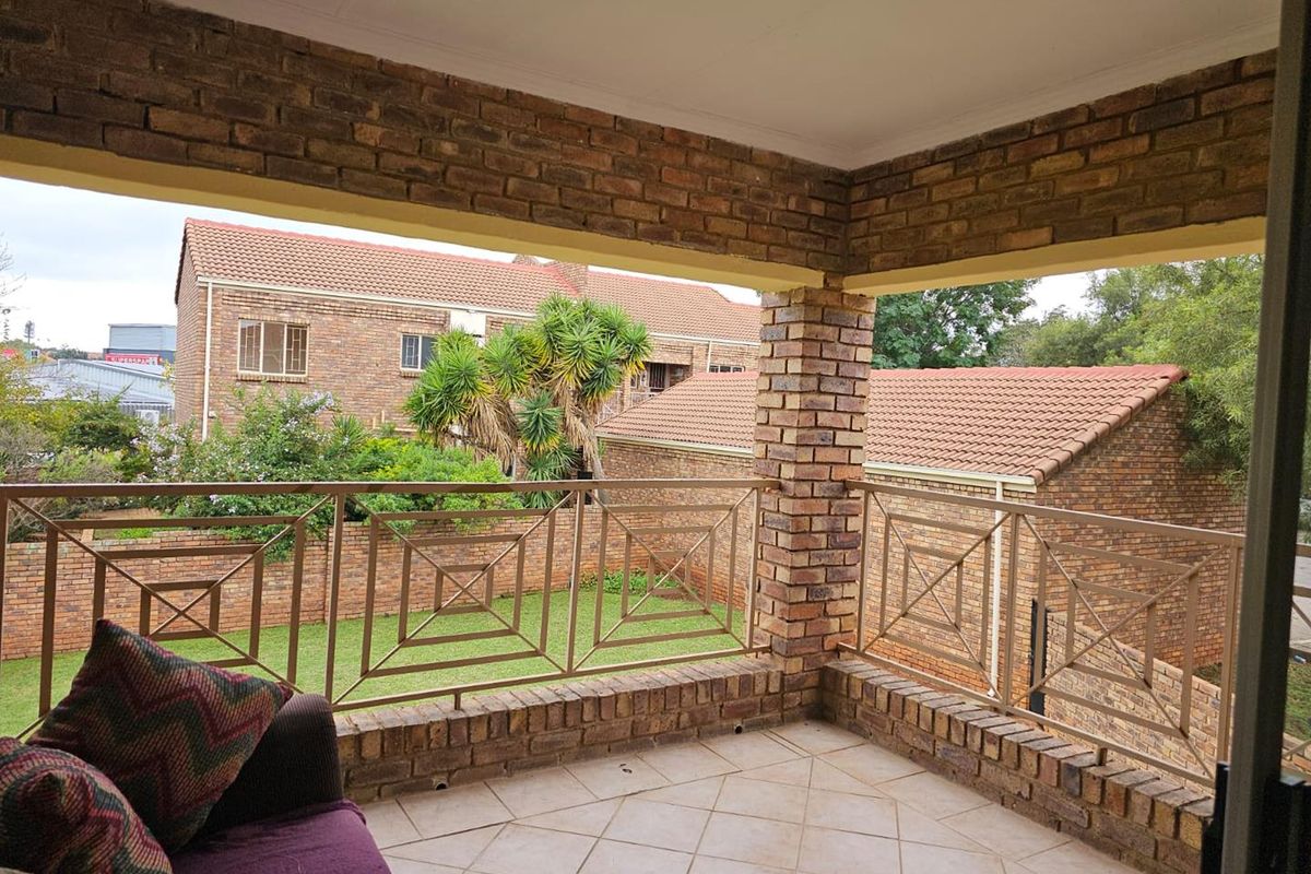 Spacious, Modern 2 Bedroom, 2 Bathroom Apartment with a Single Garage close to Gautrain station!  Great Investment! - Photo 5