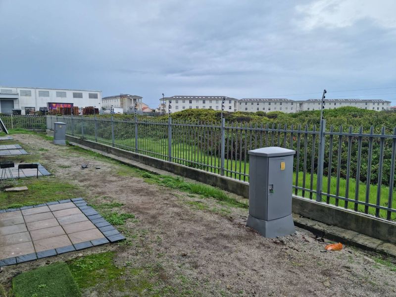 Unfurnished Two Bedroom Ground Floor Apartment To Rent in Muizenberg - Photo 8