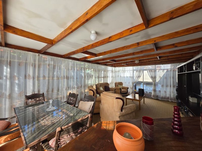 Spacious 3-Bed Family Home with Pool & Scenic Views in Glenanda - Photo 6