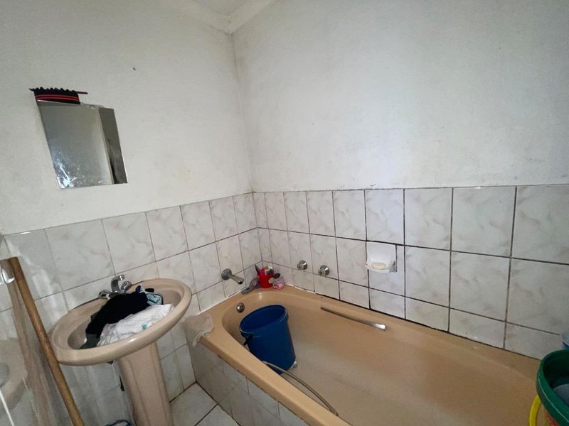 Triple Cottage Gem: Renovate, Invest, and Prosper! - Photo 10