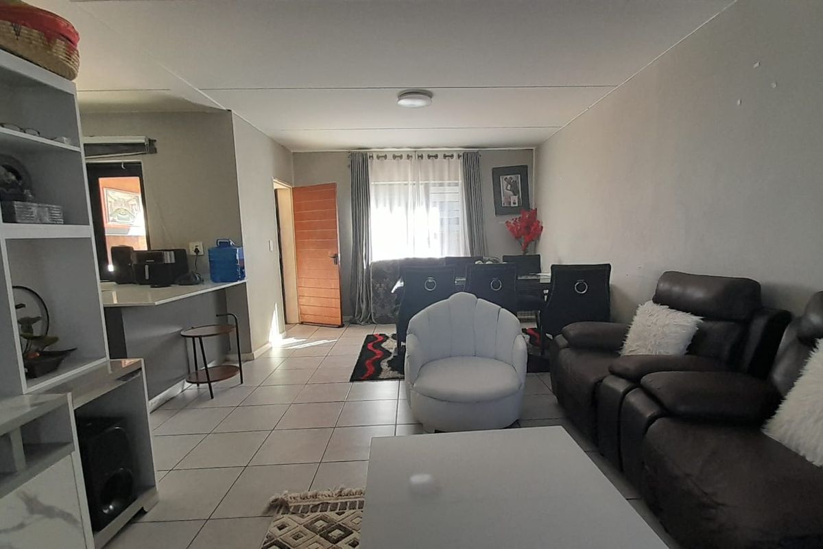 Modern Double Story Townhouse - Photo 3