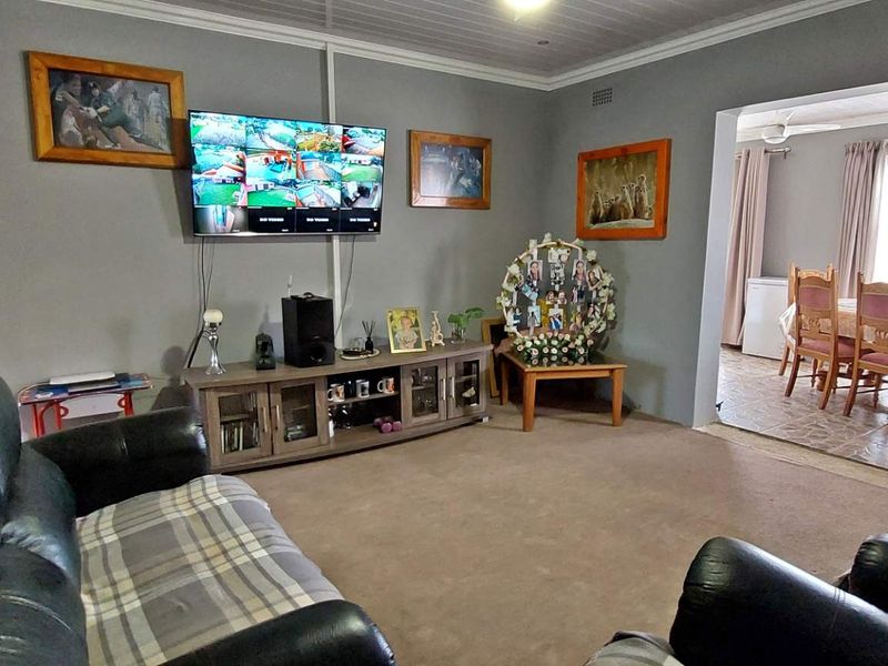 Spacious 3-Bedroom Family Home with Flatlet on Spacious Stand - Photo 3