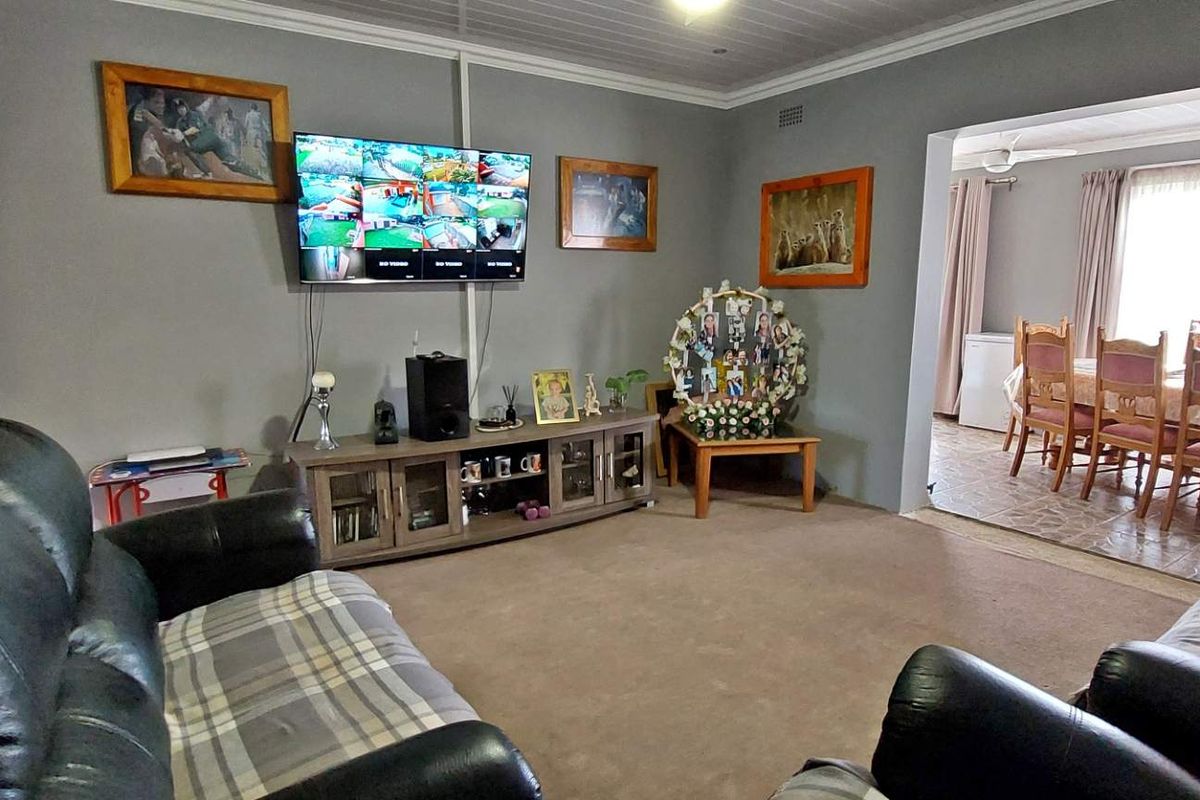 Spacious 3-Bedroom Family Home with Flatlet on Spacious Stand - Photo 3