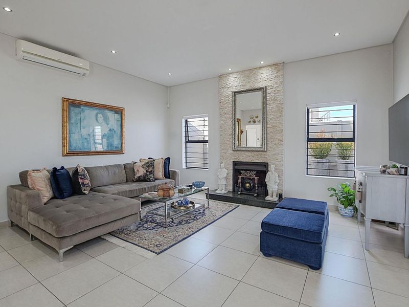 The Diamond in the Crown - Photo 3