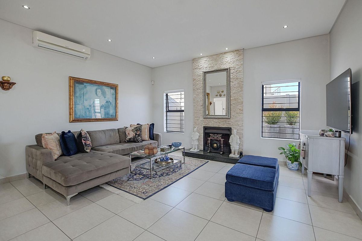 The Diamond in the Crown - Photo 3