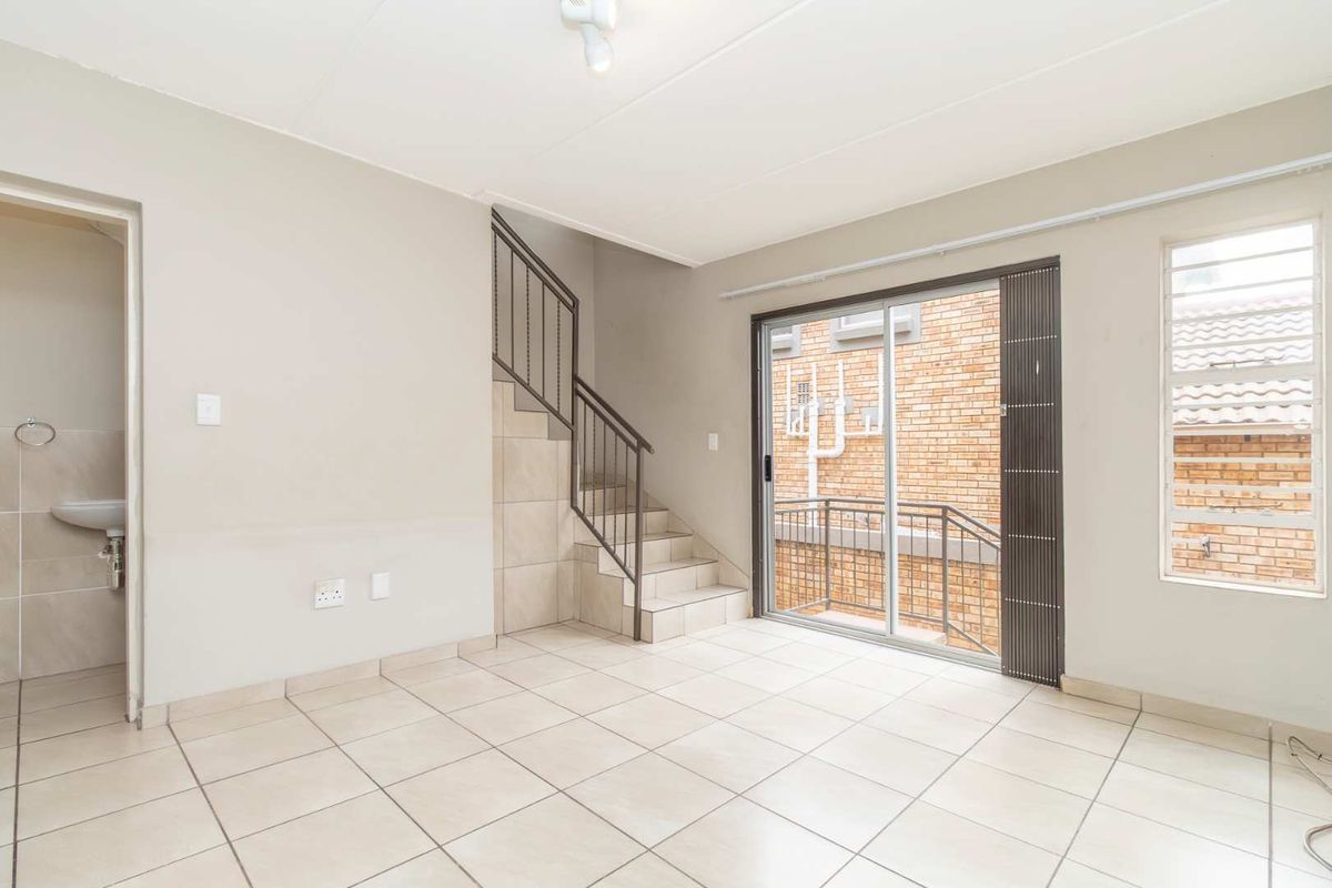 Spacious Duplex 3 Bedroom Townhouse - Photo 3
