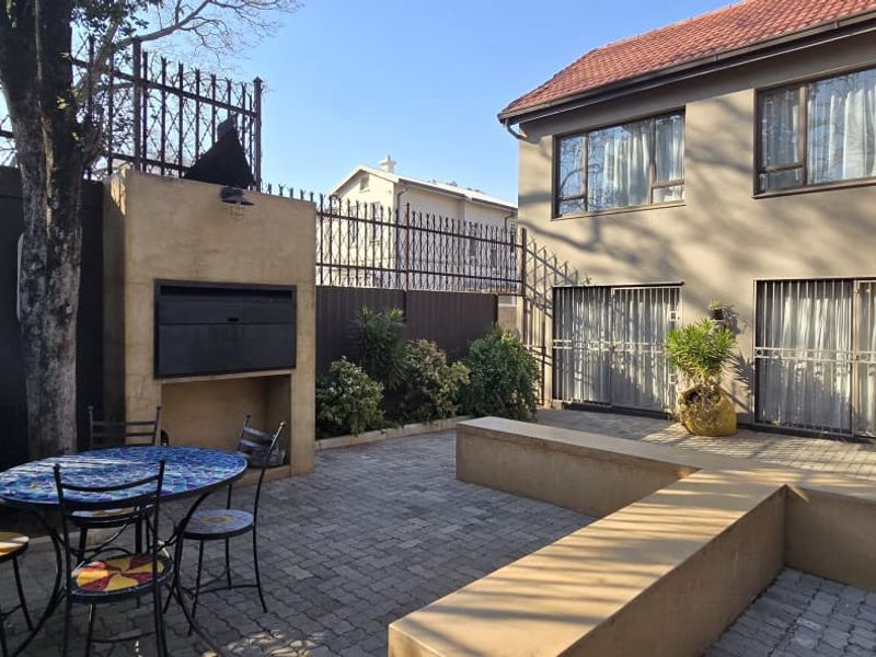 SPACIOUS 4-BEDROOM TOWNHOUSE FOR SALE IN ARCADIA, PRETORIA - Photo 10