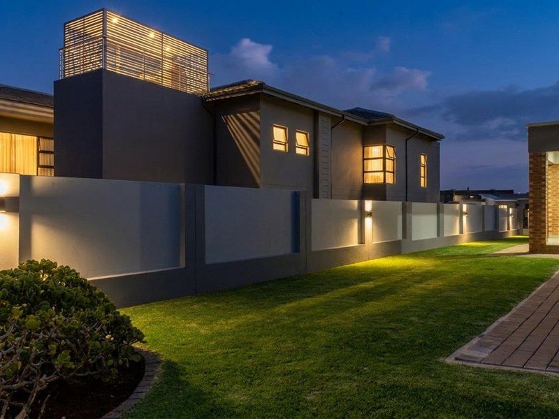 Single Level Contemporary Family Living on an Expansive 880sqm Stand - Photo 1