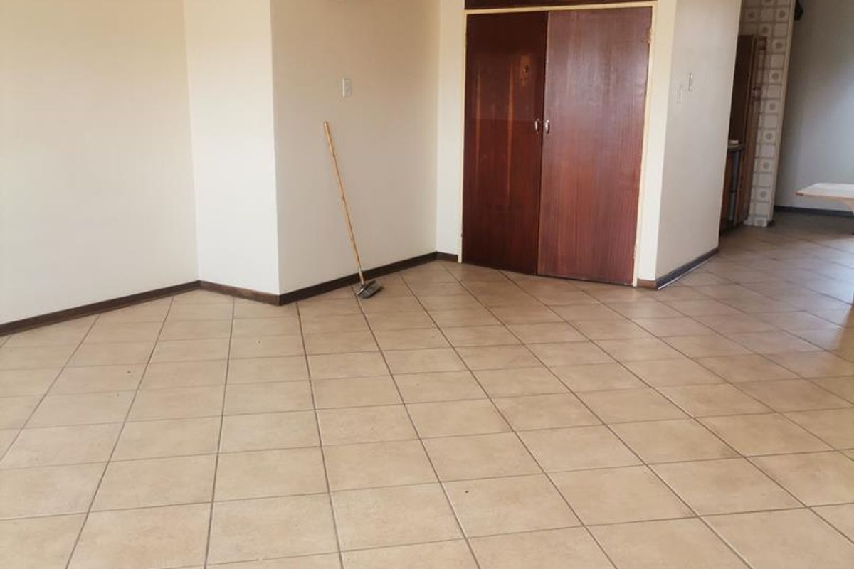 BACHELOR FLAT AVAILABLE IN PRETORIA NORTH-1 APRIL 2026 - Photo 5