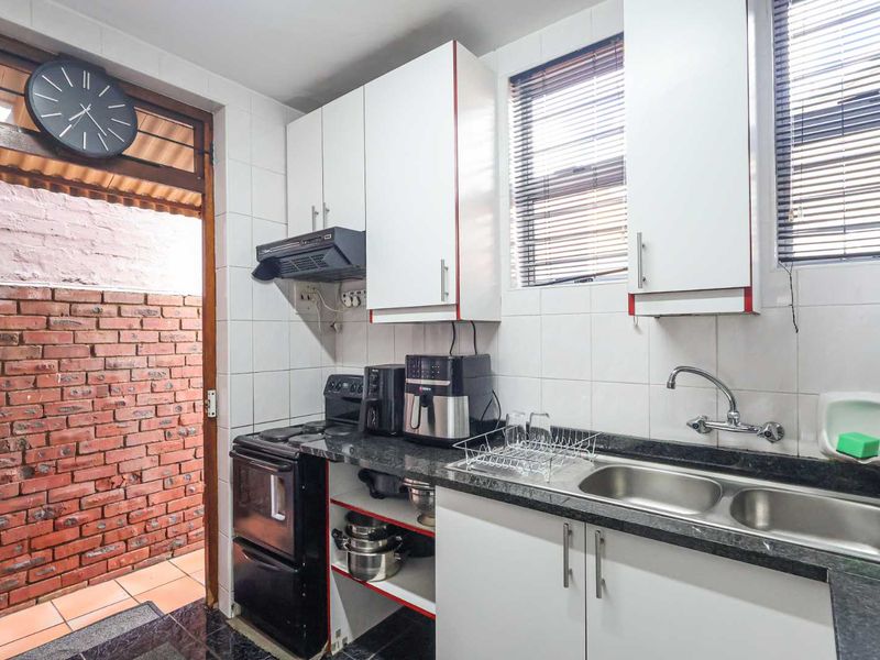 PRICED TO SELL – Pet-Friendly 3 Bedroom Duplex with Flat Garden! - Photo 8