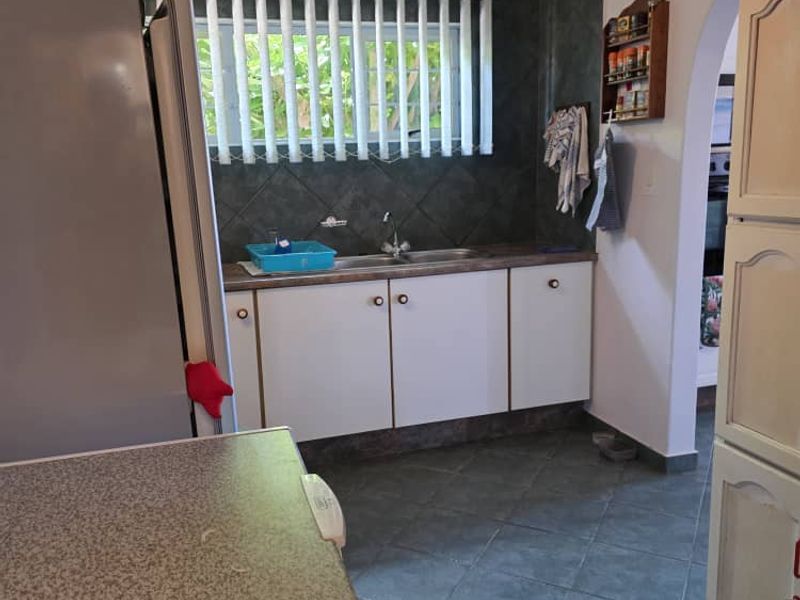 Corner rock face brick beauty with white aluminium windows and door frames. - Photo 5