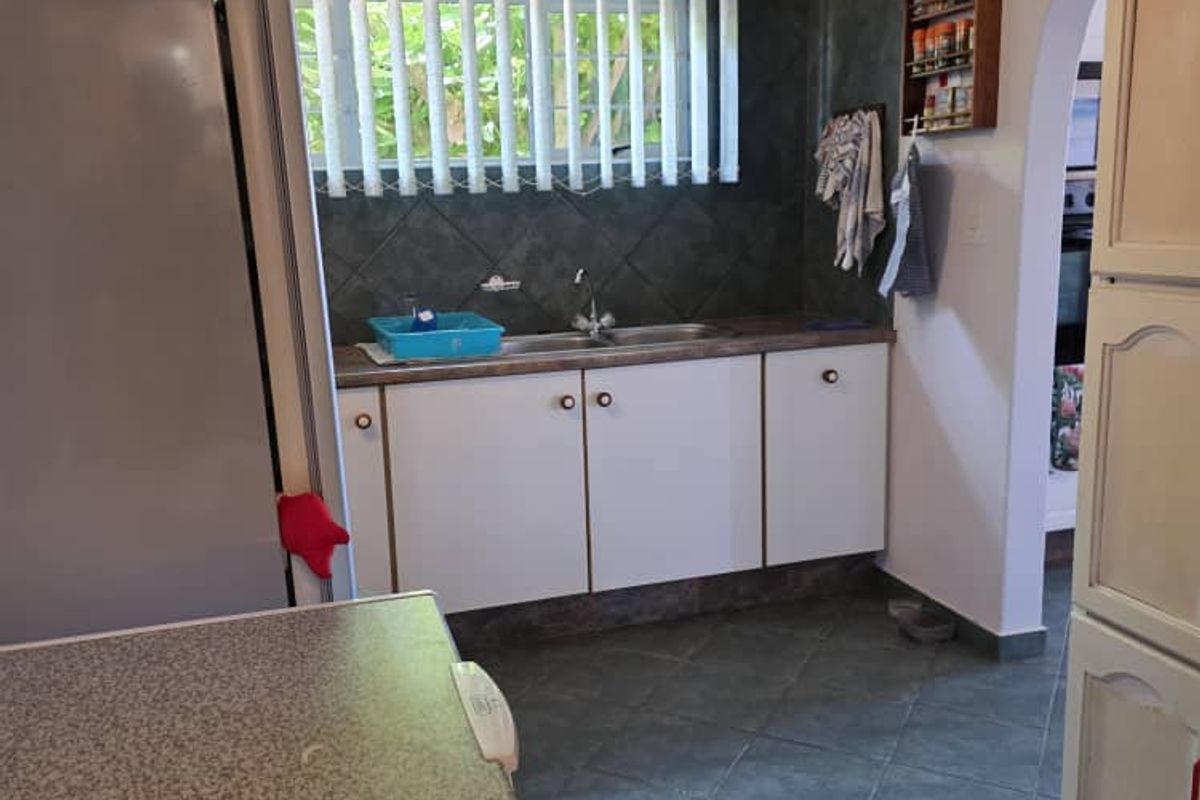 Corner rock face brick beauty with white aluminium windows and door frames. - Photo 5